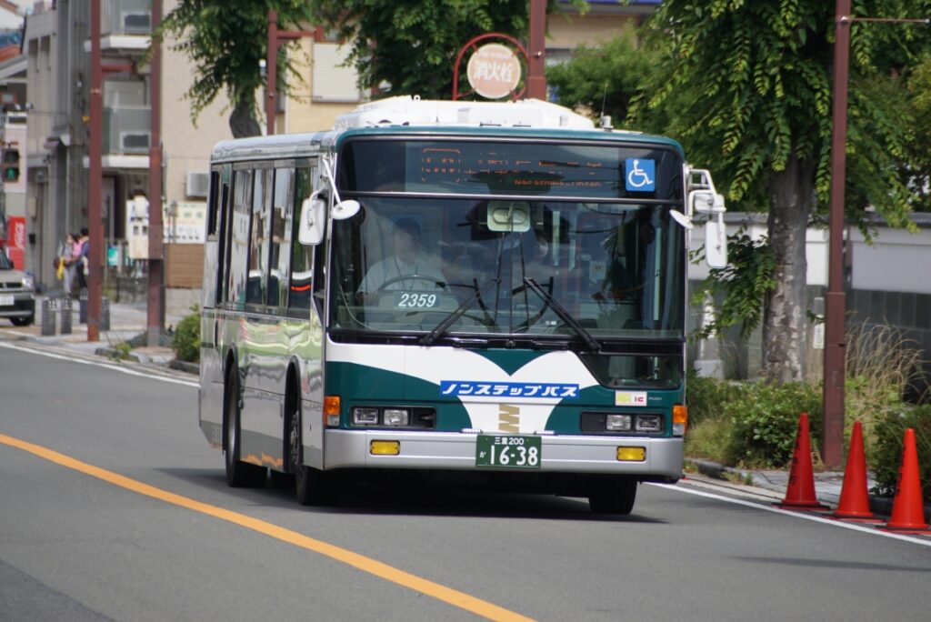 付近では元都営バスの三重交通エアロスターも走る