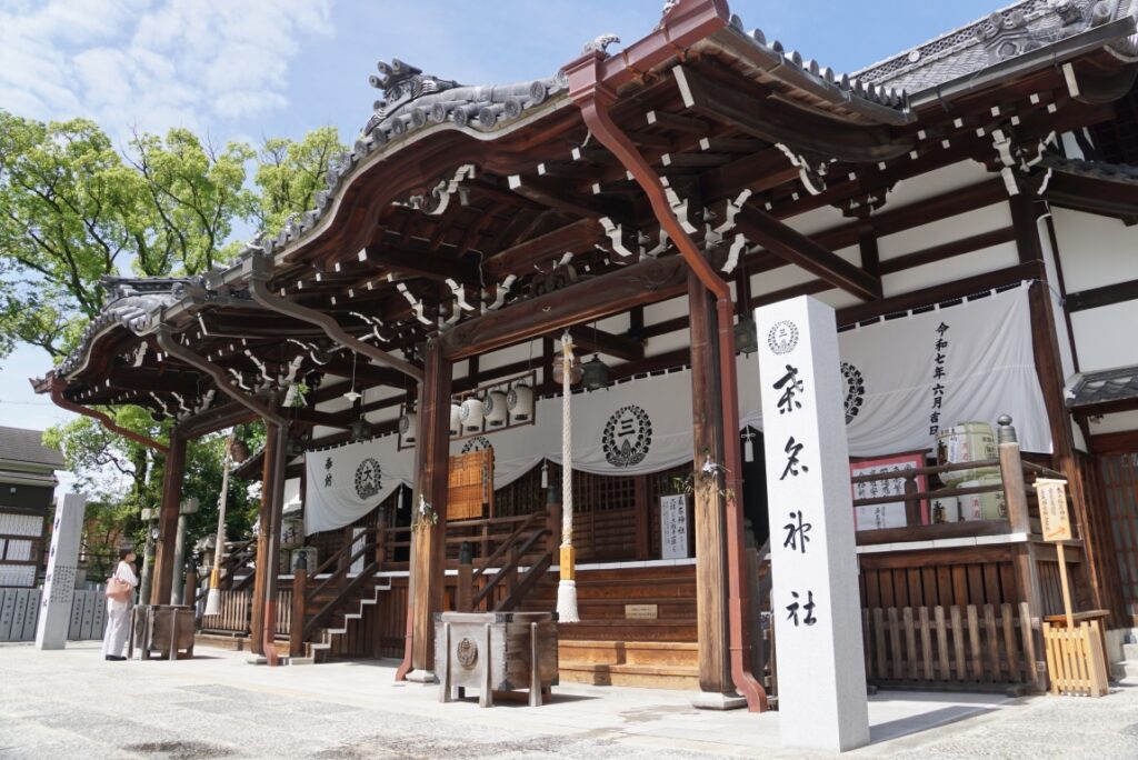 2つの神社が並んで桑名総社という通称になっている
