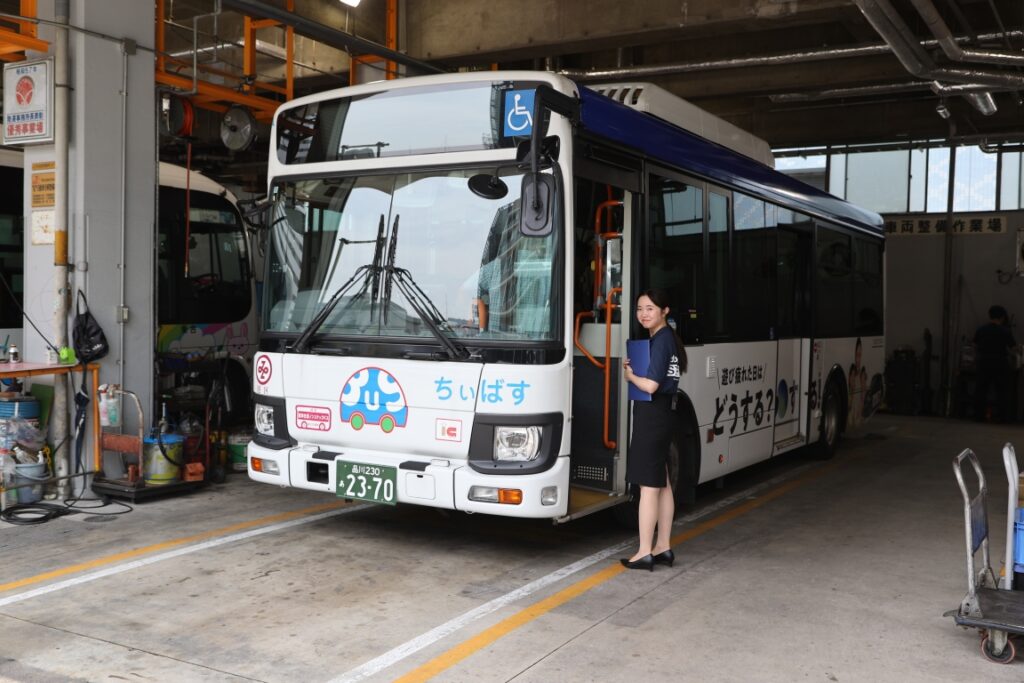 中型車の車内を見学中！