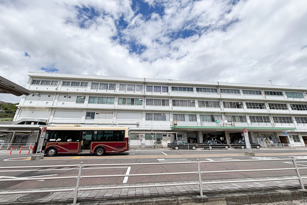 御殿場線の起点・JR国府津駅からバスで沿線に寄せる算段