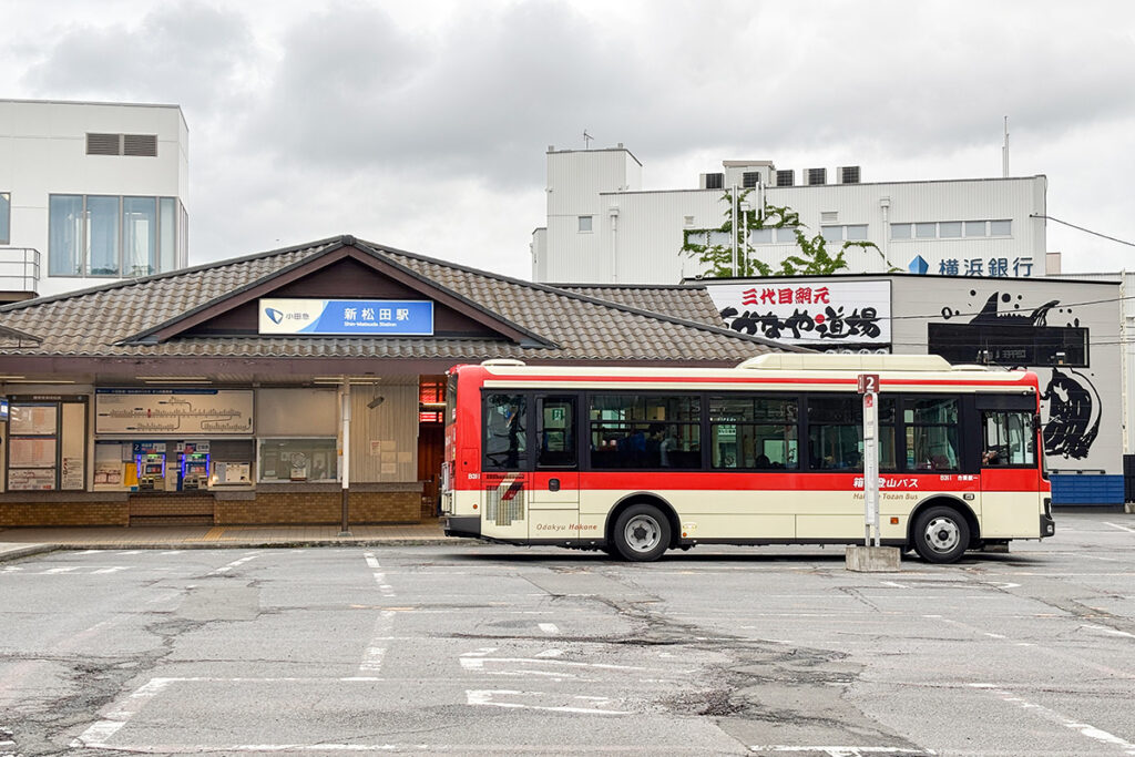 バスを使って新松田駅に移動。天気崩れた