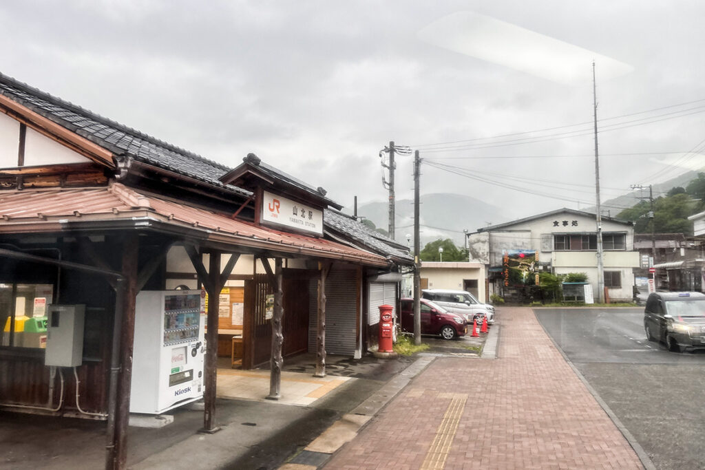 富士急モビリティ松62系統が山北駅前を通過