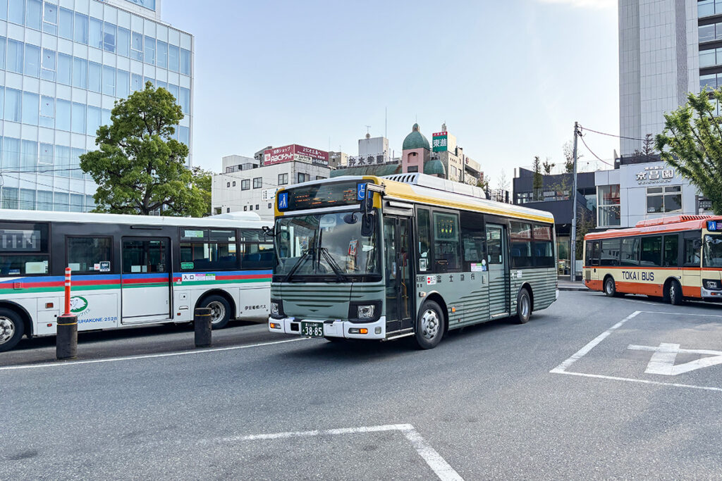 バスいっぱいで安心な三島駅にやってきた