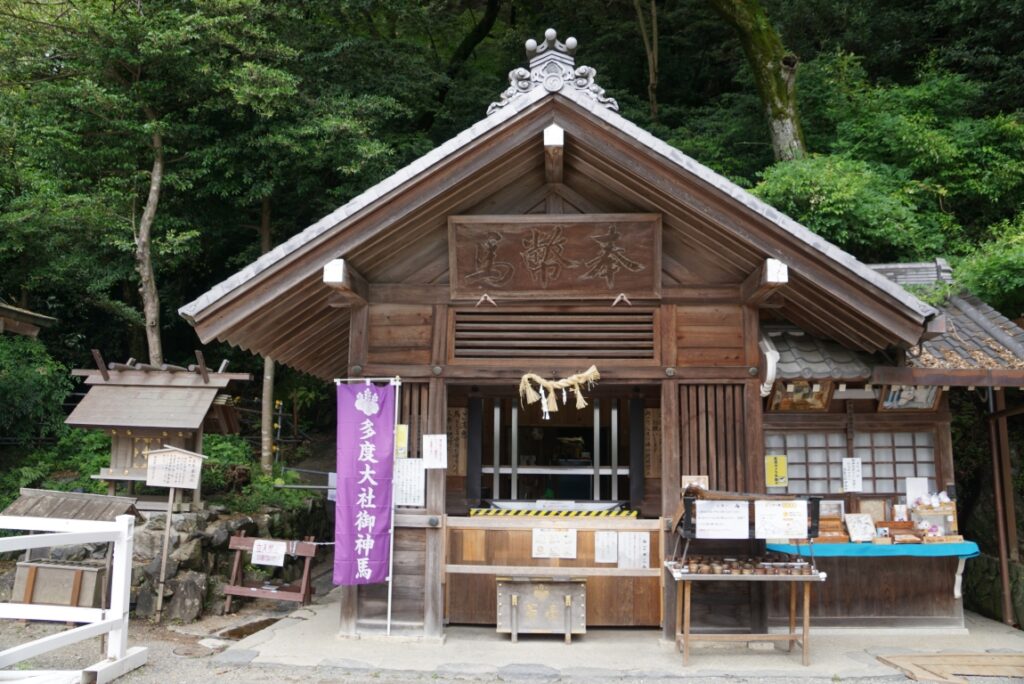 神馬は運が良ければこの社殿でご対面できる！