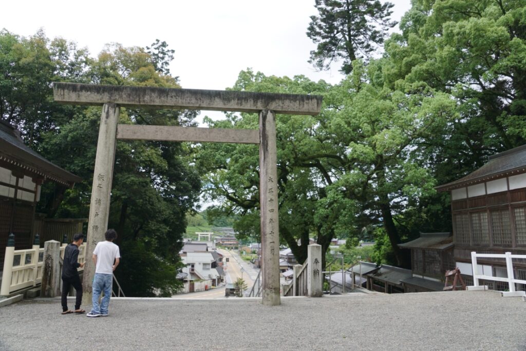 参道を見下ろす