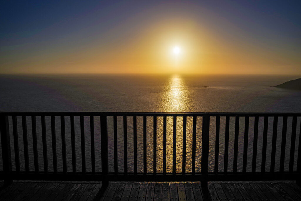 父島を代表する夕日の名所・ウェザーステーション展望台