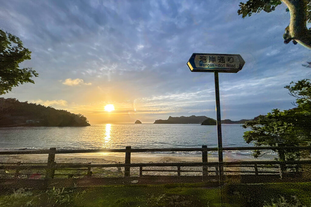 扇浦線は沈む夕日がきれいな路線の一面を持つ
