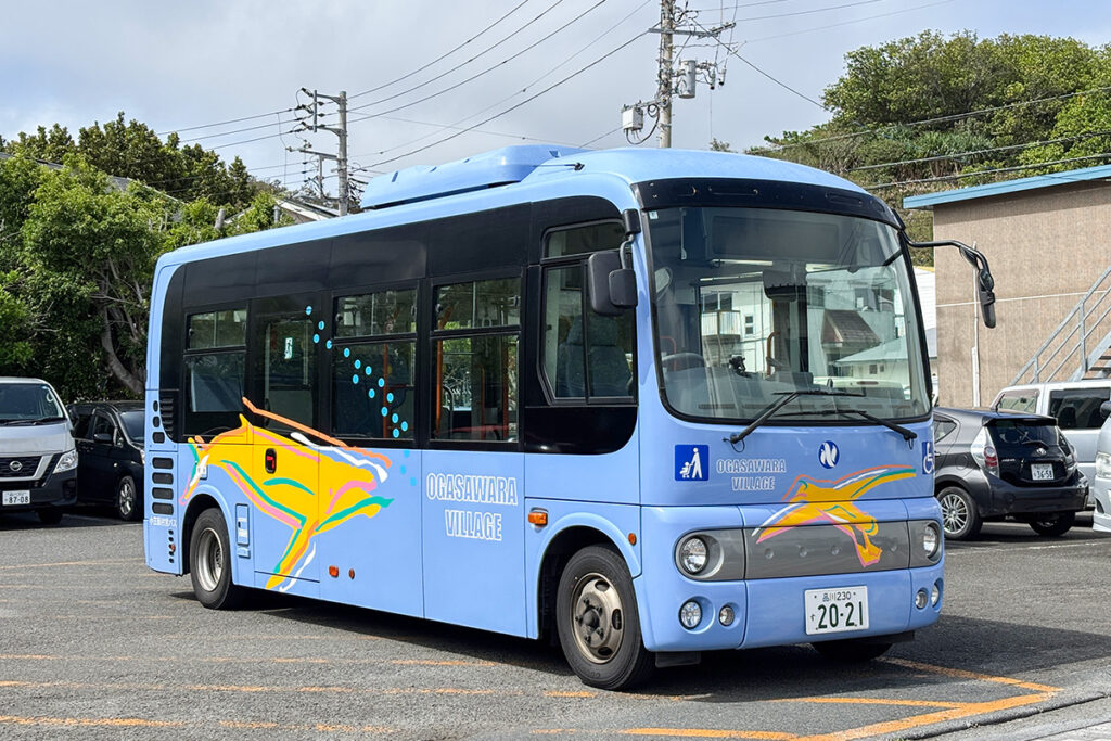 小笠原のバスといえばパステルブルー