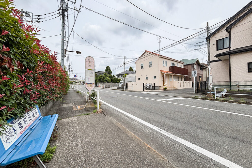 設備は両側ともバス停標識とベンチのみ