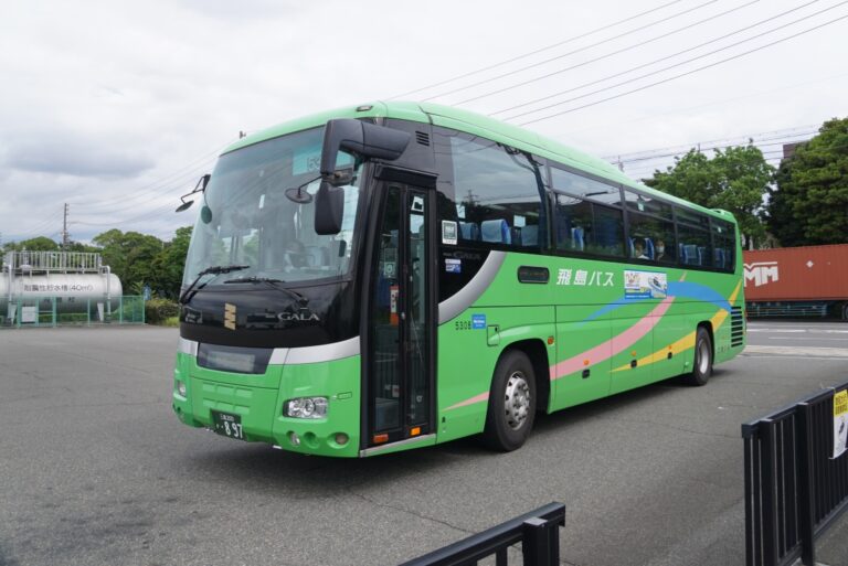 ハイデッカーなコミバスが高速道路を走るだと？　日本一お金持ちの村(?)に行ってきた!!