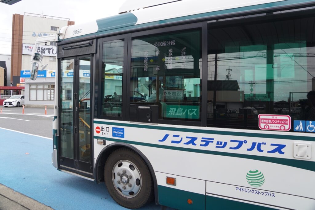 三重交通なのだが「飛島バス」の表示が目印