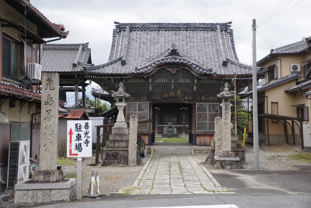 牛に引かれるようにバスに乗って善光寺参り