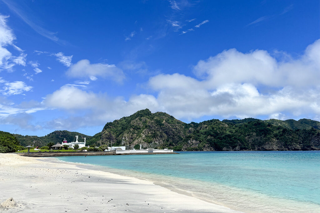 来島してすぐ目を見張るのが、島の中心地にして白い砂浜が広がる大村海岸