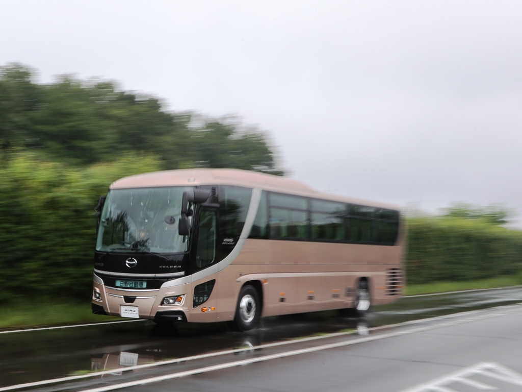日野自動車のニューセレガに乗ってきたぞ!!　安全装置の実体験で細部にまで徹底された安心を実感!!