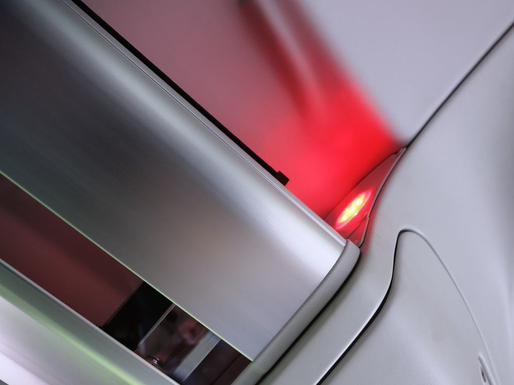 EDSSが動作すると車内にも赤色灯が点滅して異常事態を知らせる