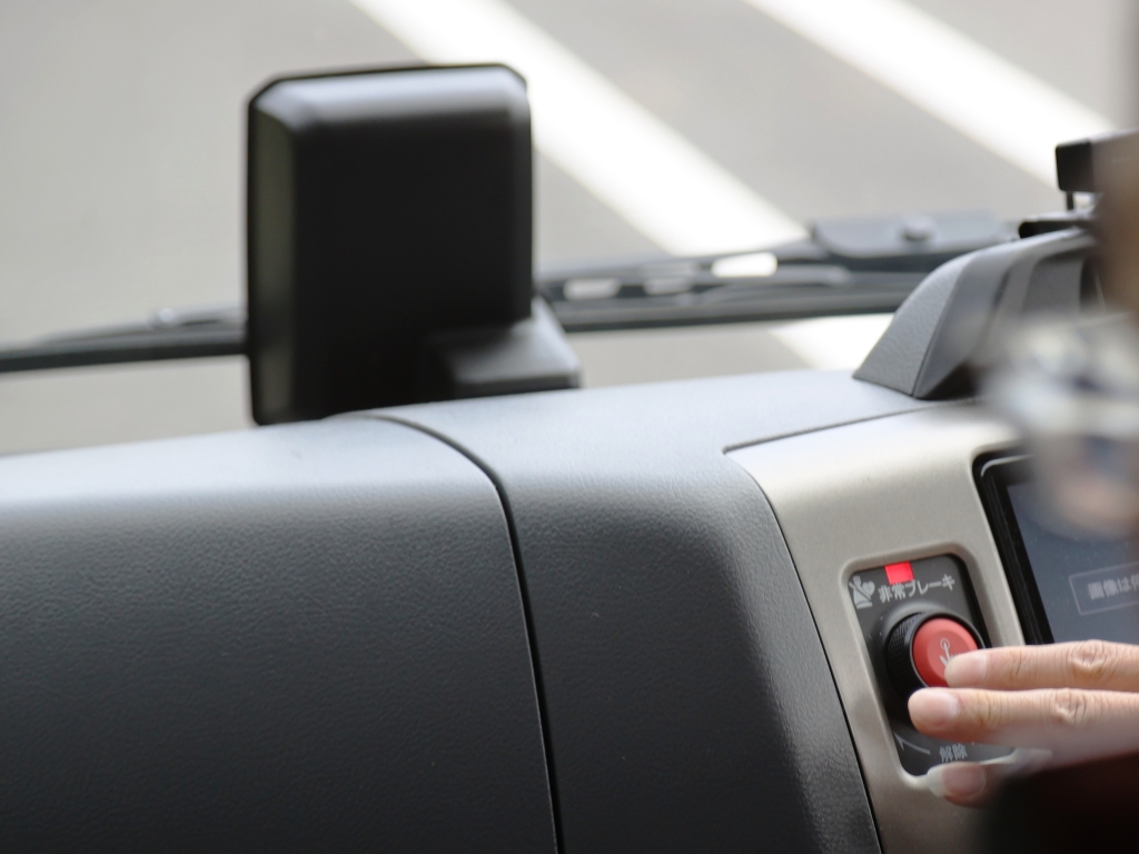 運転士がEDSSを操作すると直ちに非常制動がかかる