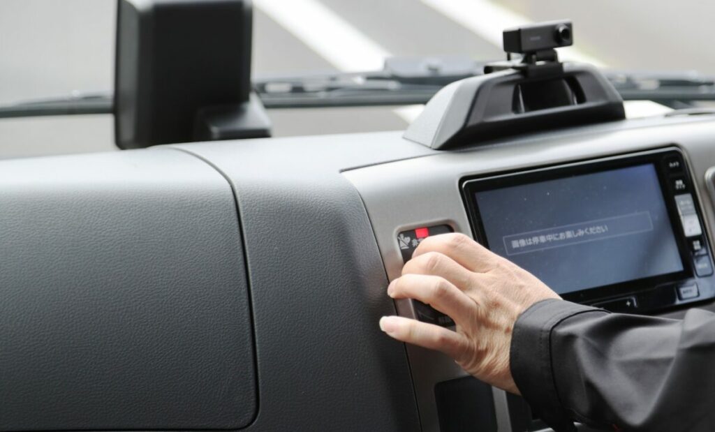 乗客操作のいたずらや誤作動の場合は運転席でEDSSをキャンセルできる