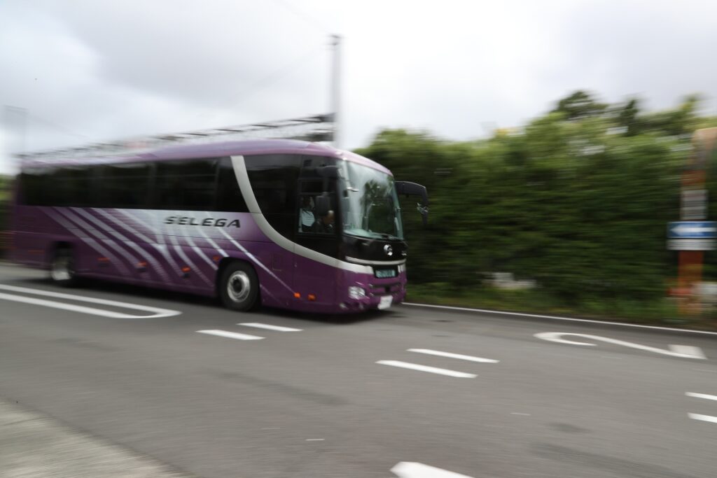 前方車両にノーブレーキで追突中！