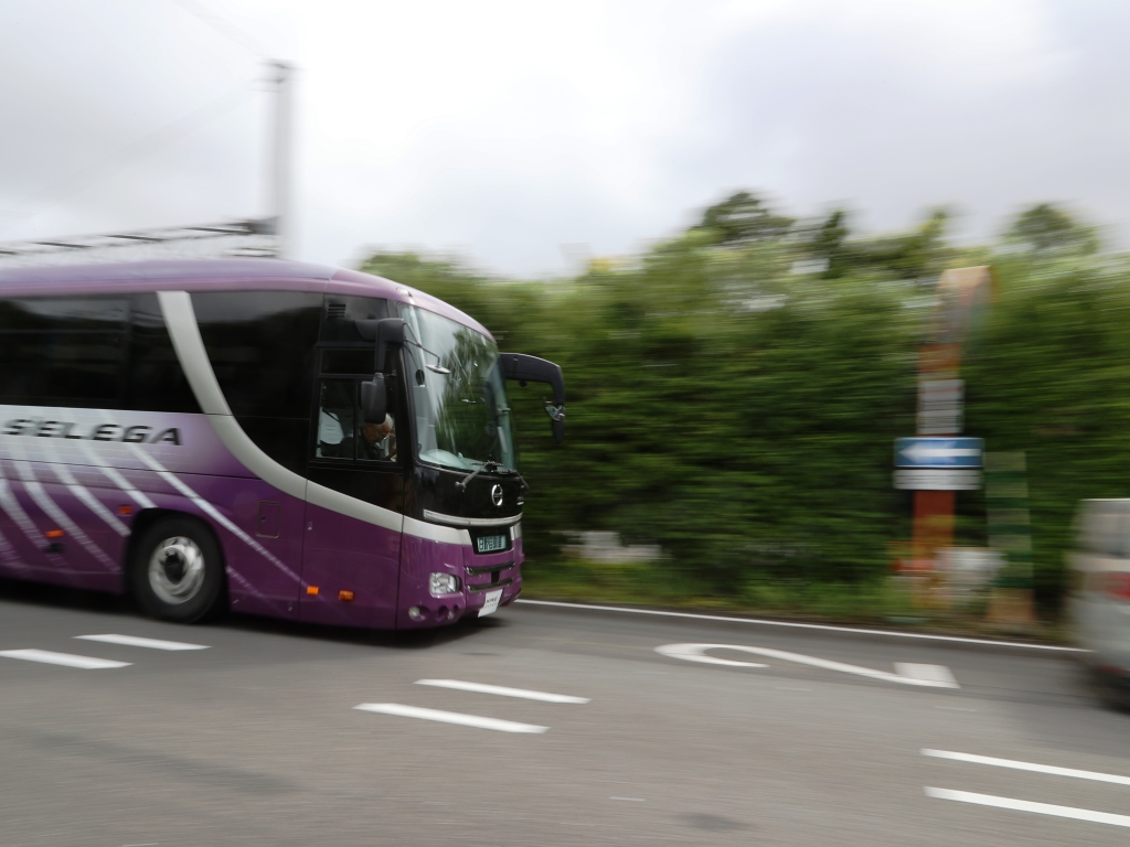 バスが自らフルブレーキを掛けているのでわかっていても運転士が前のめりになっている