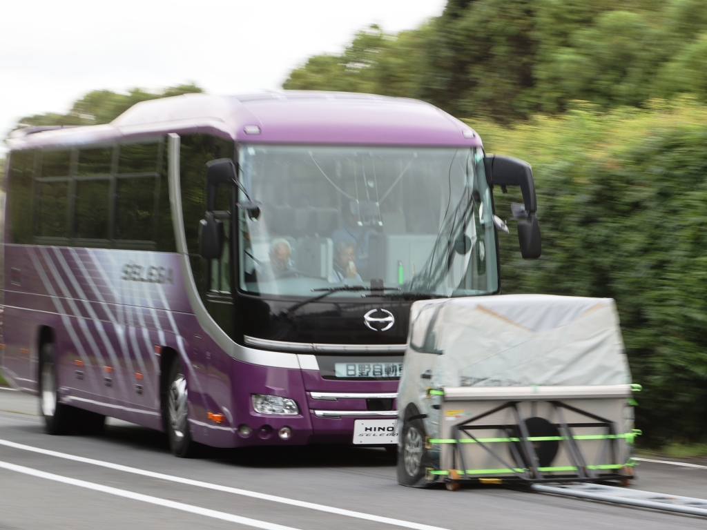 前方の車両は走っているので当該速度に追随して車間距離を保ち走り続ける