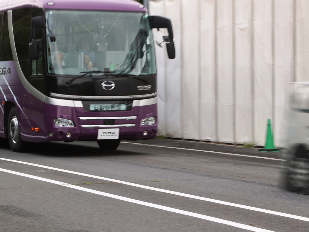 前方車両に追随できたのでブレーキは自動で緩められている