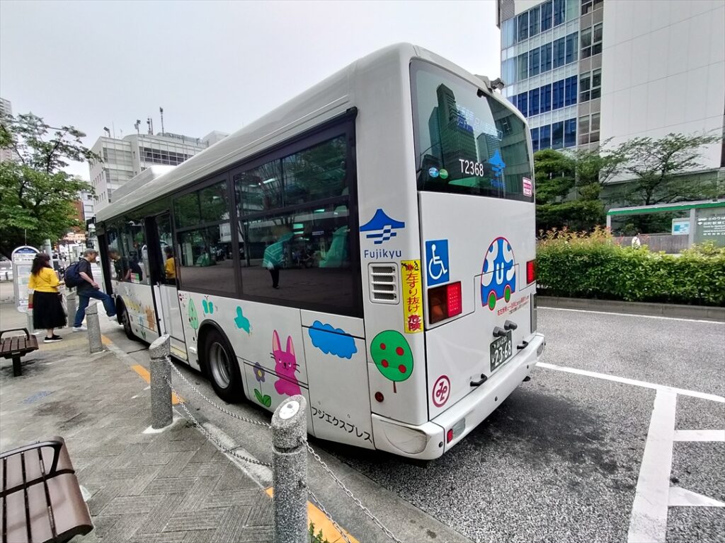 バス停の枠内に駐停車する車両はほとんどない