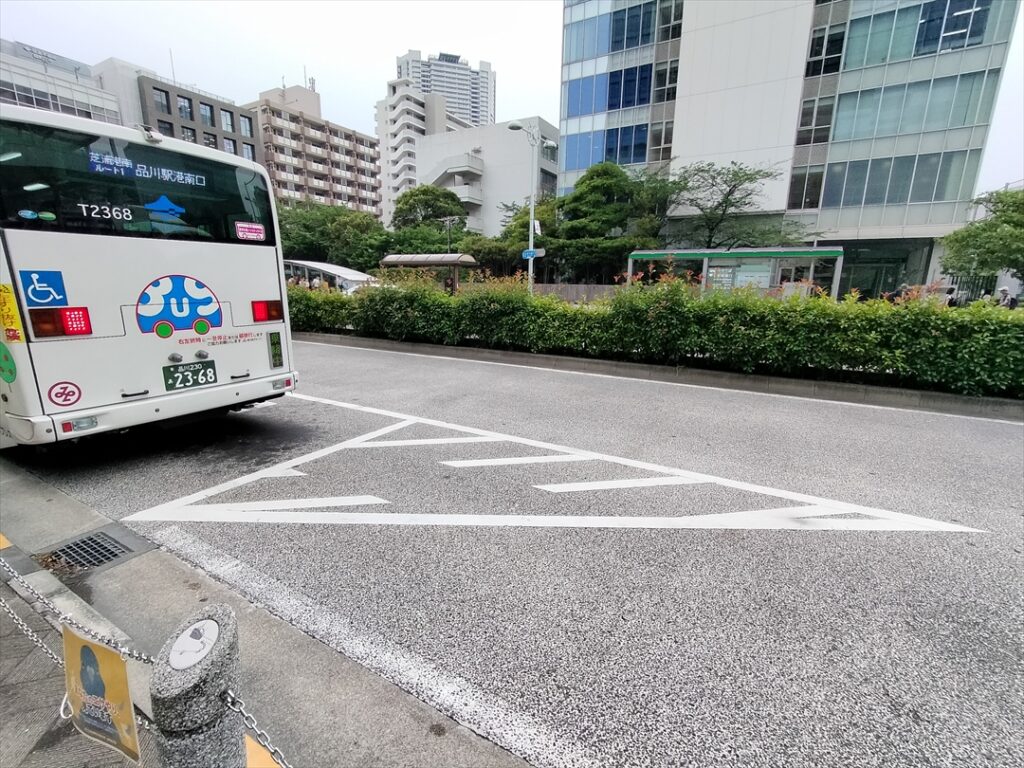 車線の三角枠はバス停にアプローチするのに最低限必要なスペース