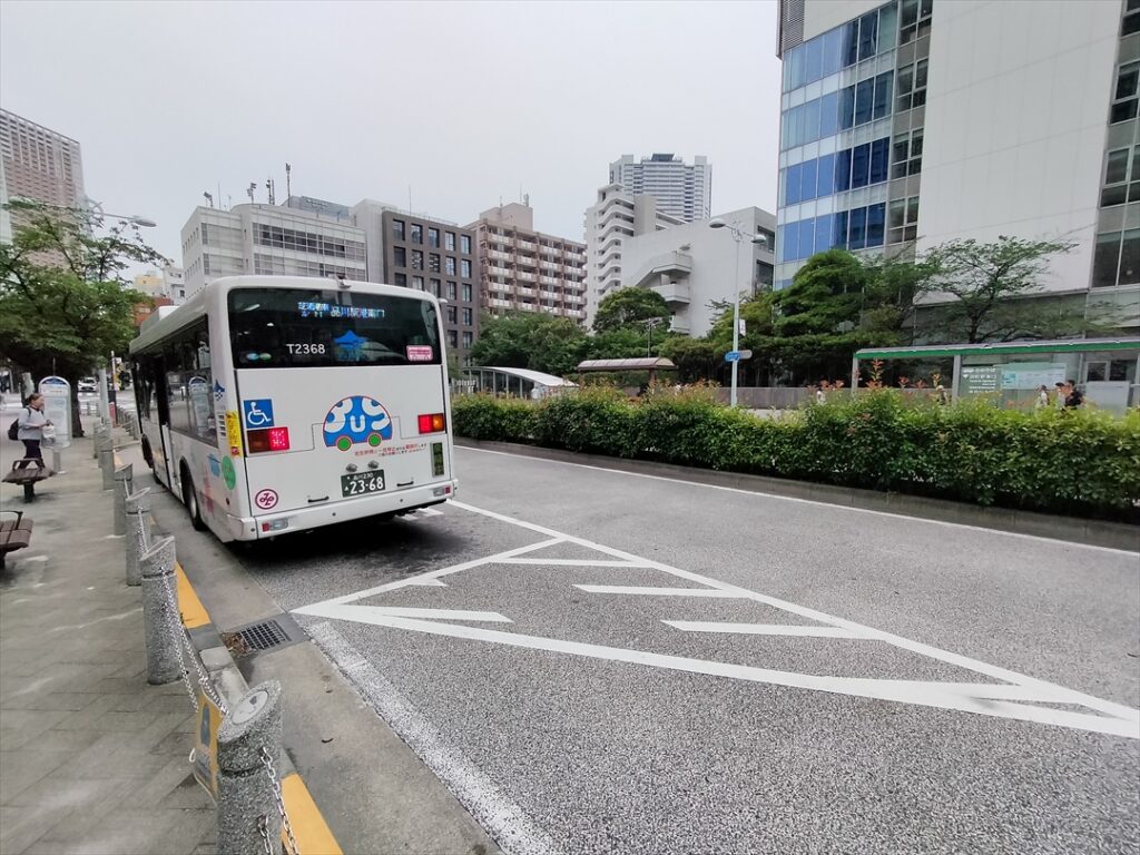 車線部分に駐停車されるとバス停には斜めに停めざるを得なくなる
