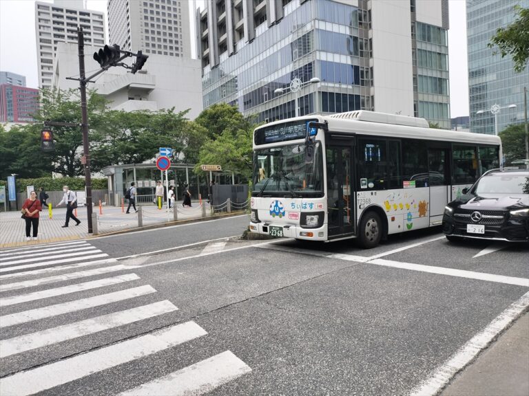 【バス運転士不足問題】運転士のストレスのひとつは違法駐停車？　バス停に正着できないんだもん！