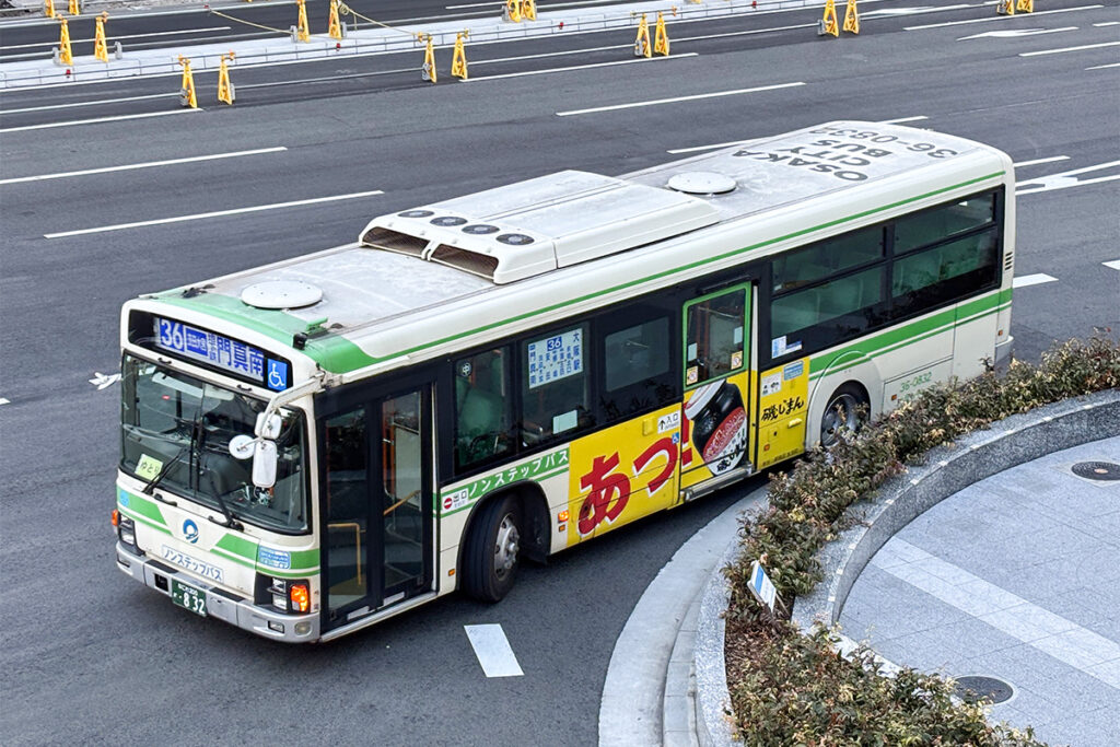 大都会をアナログ方向幕の車が走る