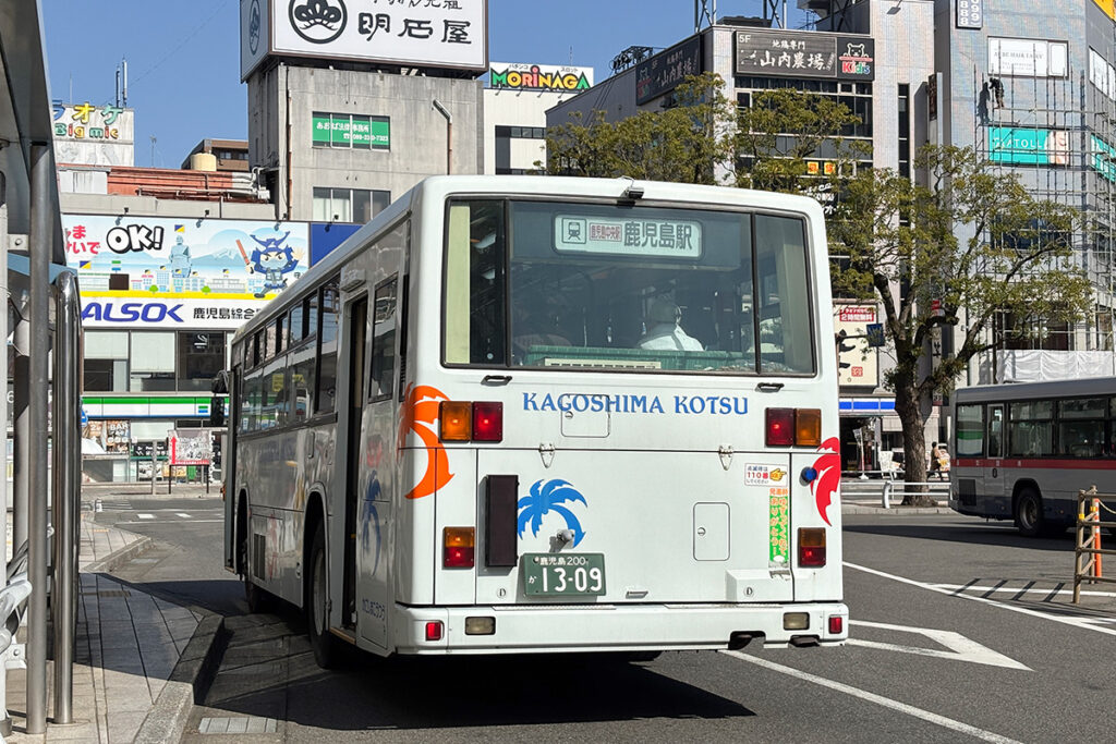 この路線系統にはピクトグラム入りの方向幕がセットされていた