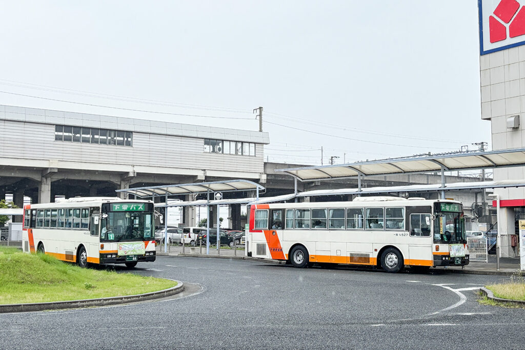 JR児島駅前のバスターミナルで待機中の下電バス。どちらにも方向幕が付いている