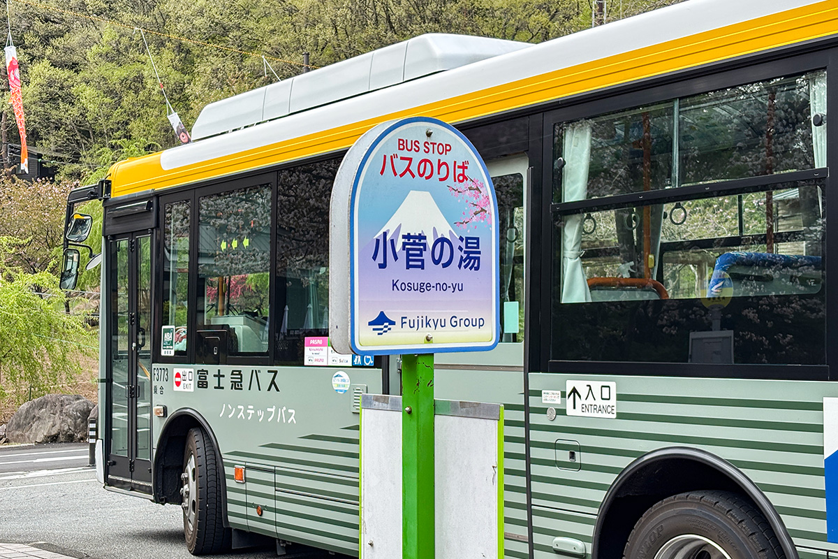 観光地だからこその“おめかし”!? ご当地シンボルが描かれているバス停