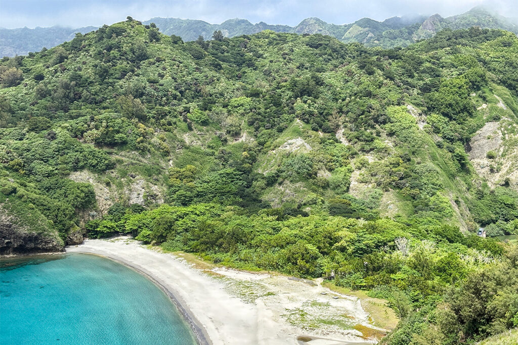 中山峠より小港海岸行き村営バスをキャッチ