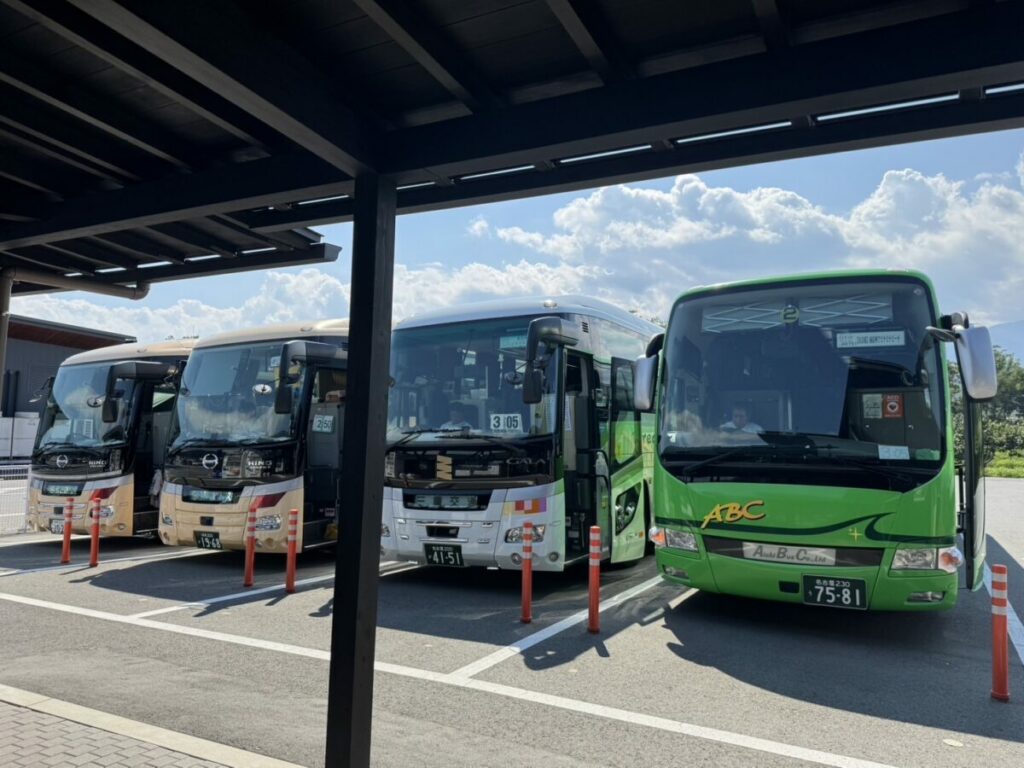 夏の貸切バスは戦いの連続？