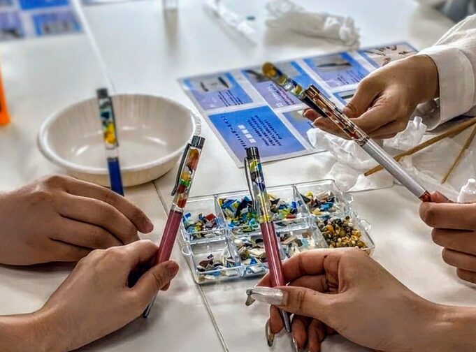 回収したマイクロプラスチックでボールペンを製作