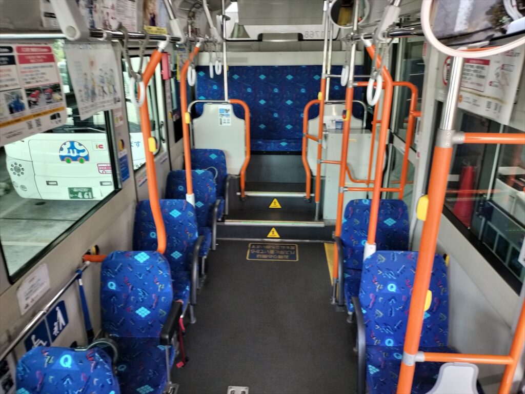 出庫前の空き時間にバスに乗ってきて話をしてくれる同僚運転士も多い