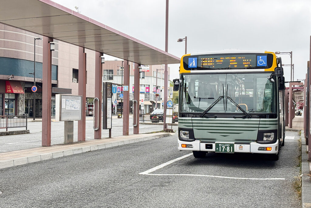 御殿場駅の隣に各方面へ向かう路線バスのターミナルがある