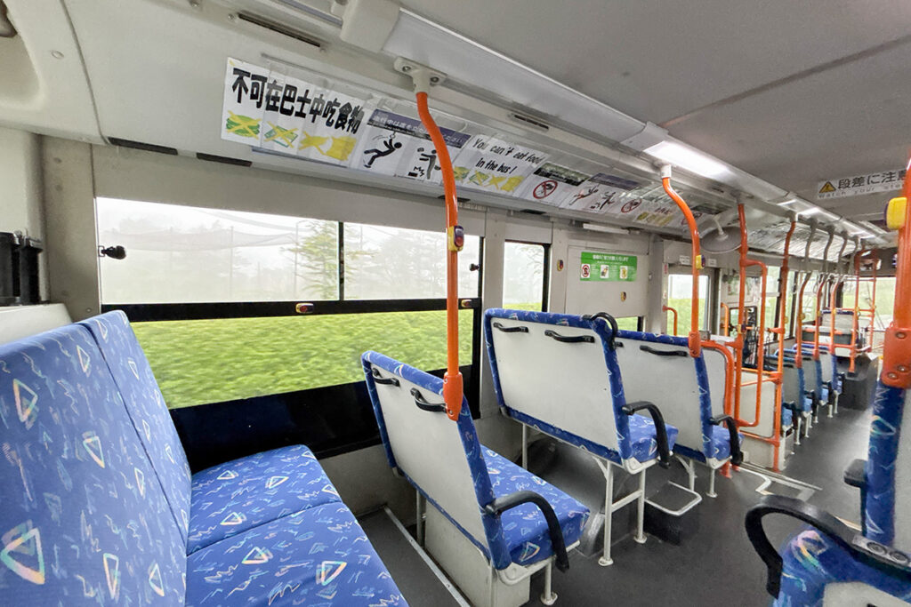 市街地を抜けると緑に囲まれた山系路線の景色が続く