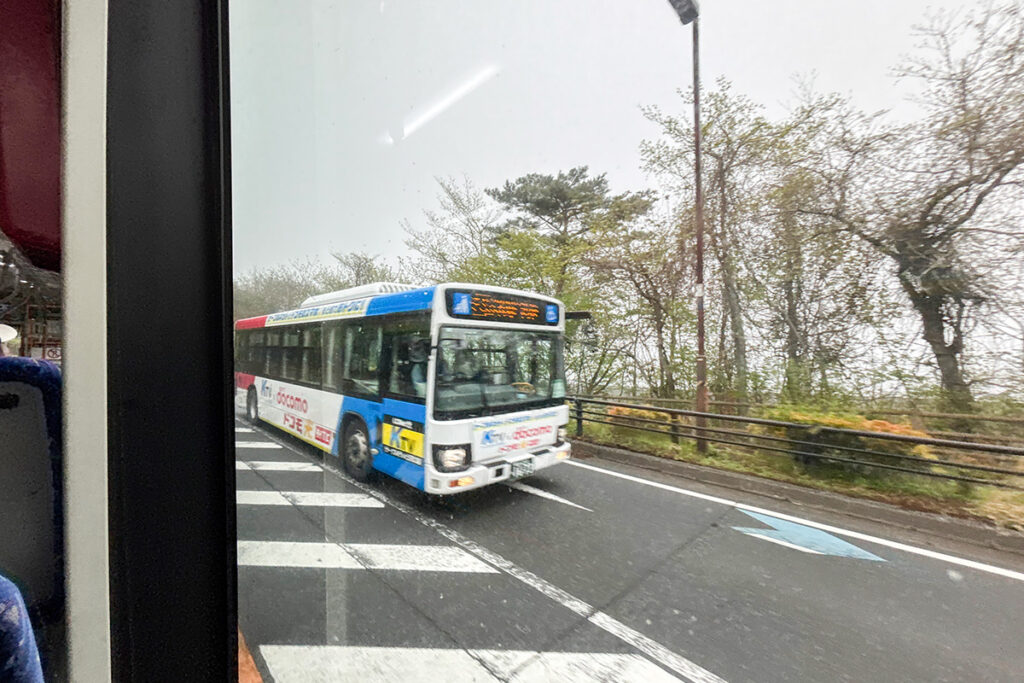 山中湖畔を走行中。御殿場〜山中湖間のアクセスにもA系統が利用できる