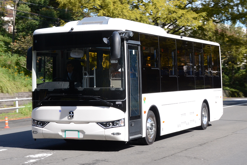 オノエンスターのいつもの試乗コースのひとつ、住宅街のバス通りを快調に走行。アップダウン、急カーブのあるルートだが、9.0mという中型クラスの全長で、フットワークは良好!!