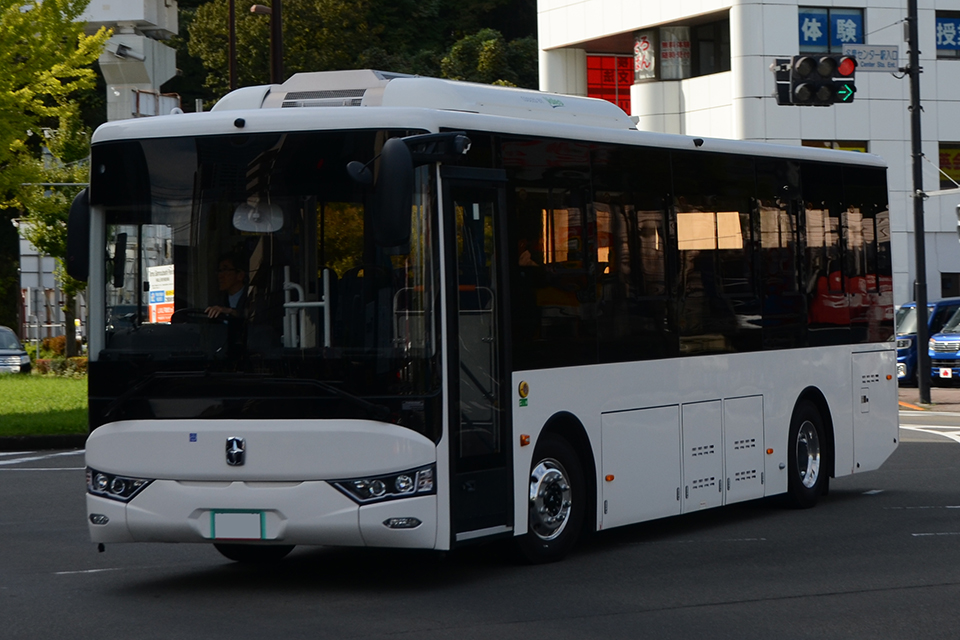 大通りを右折するオノエンスターEV9.0。混雑した交差点での微妙なタイミングにもスッと合わせることができる高い動力性能も魅力だ
