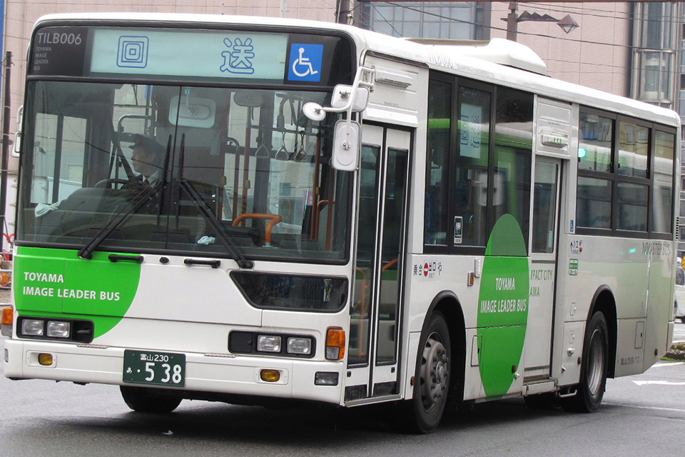 今も残る幕式の行先表示機……富山地鉄バスの方向別カラー幕が激レアすぎる!!