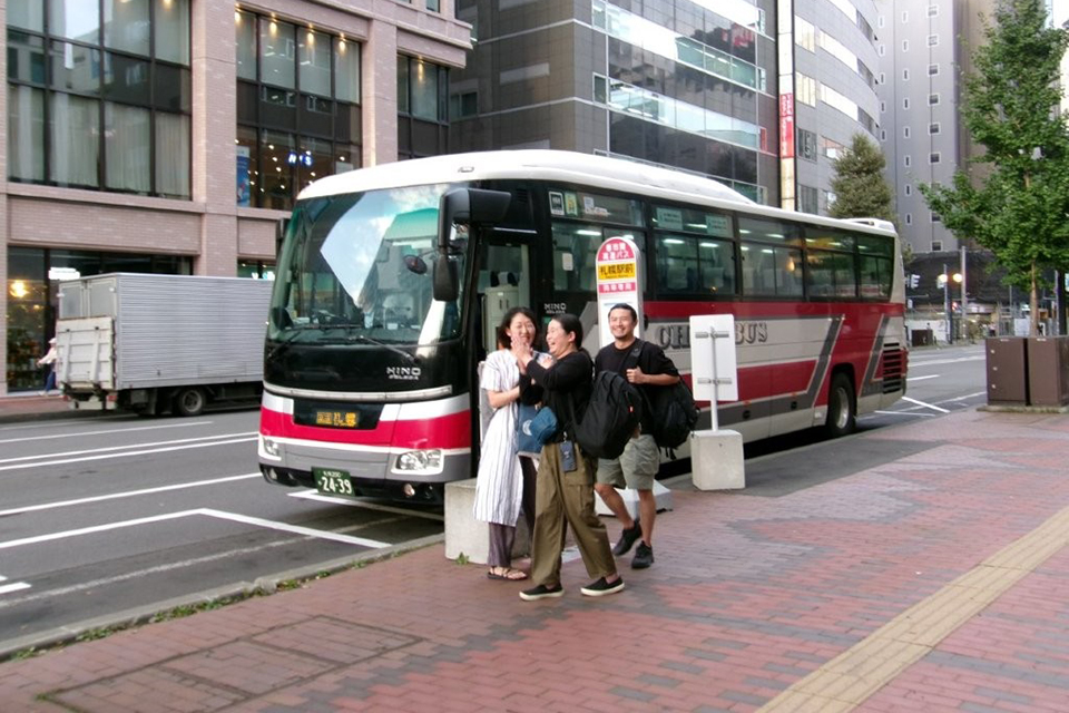 札幌駅。待っていたバスがやってきて待ち合わせた知人と喜びの再会