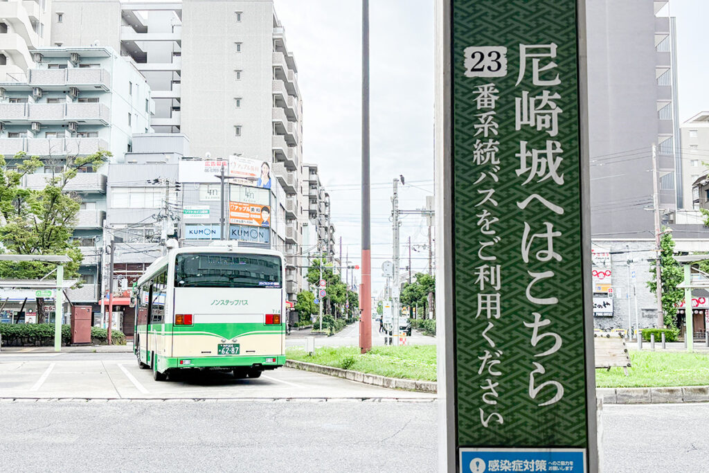 JR尼崎駅南口ターミナルに貼られた観光アクセス案内