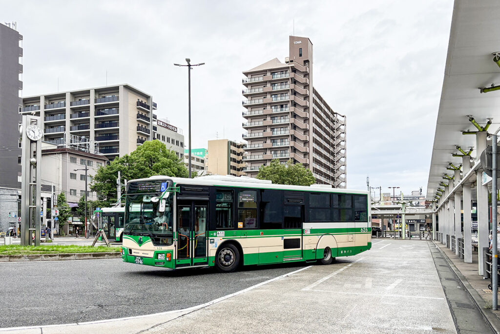 阪神バス23番がJR／阪神の尼崎駅の間を取り持ってくれる