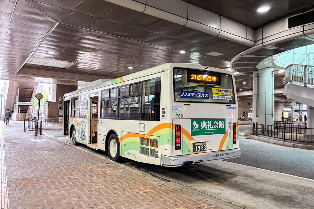 バス路線としては短距離な、10分くらいのバス旅