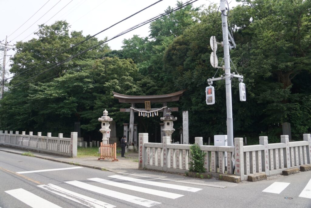 降車バス停の目の前が参道