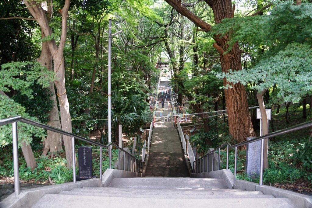 降りていき谷底から登って行く珍しい形状の参道