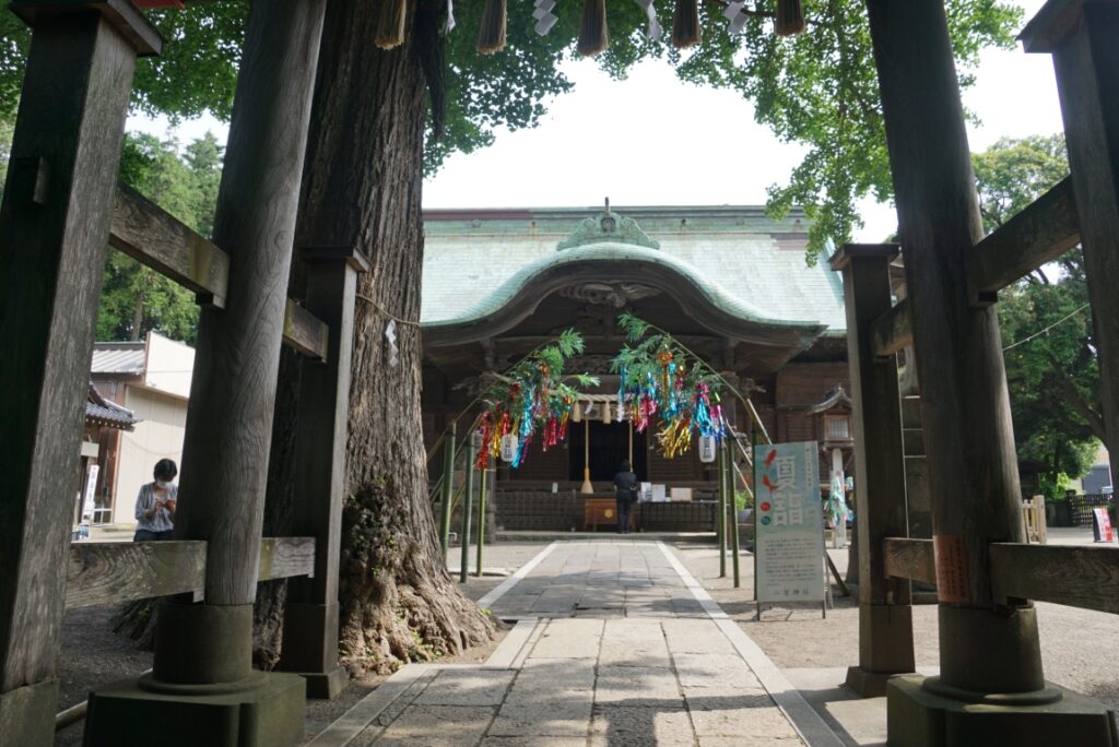神社側の鳥居をくぐると正面に拝殿が現れる